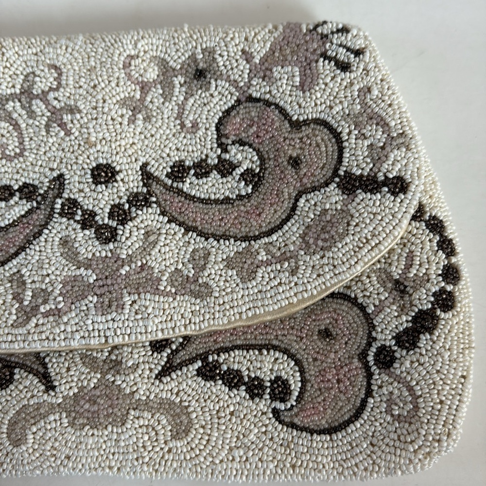Antique 1920s Made in France cream beaded clutch silk interior. Cream brown pink - Picture 3 of 16
